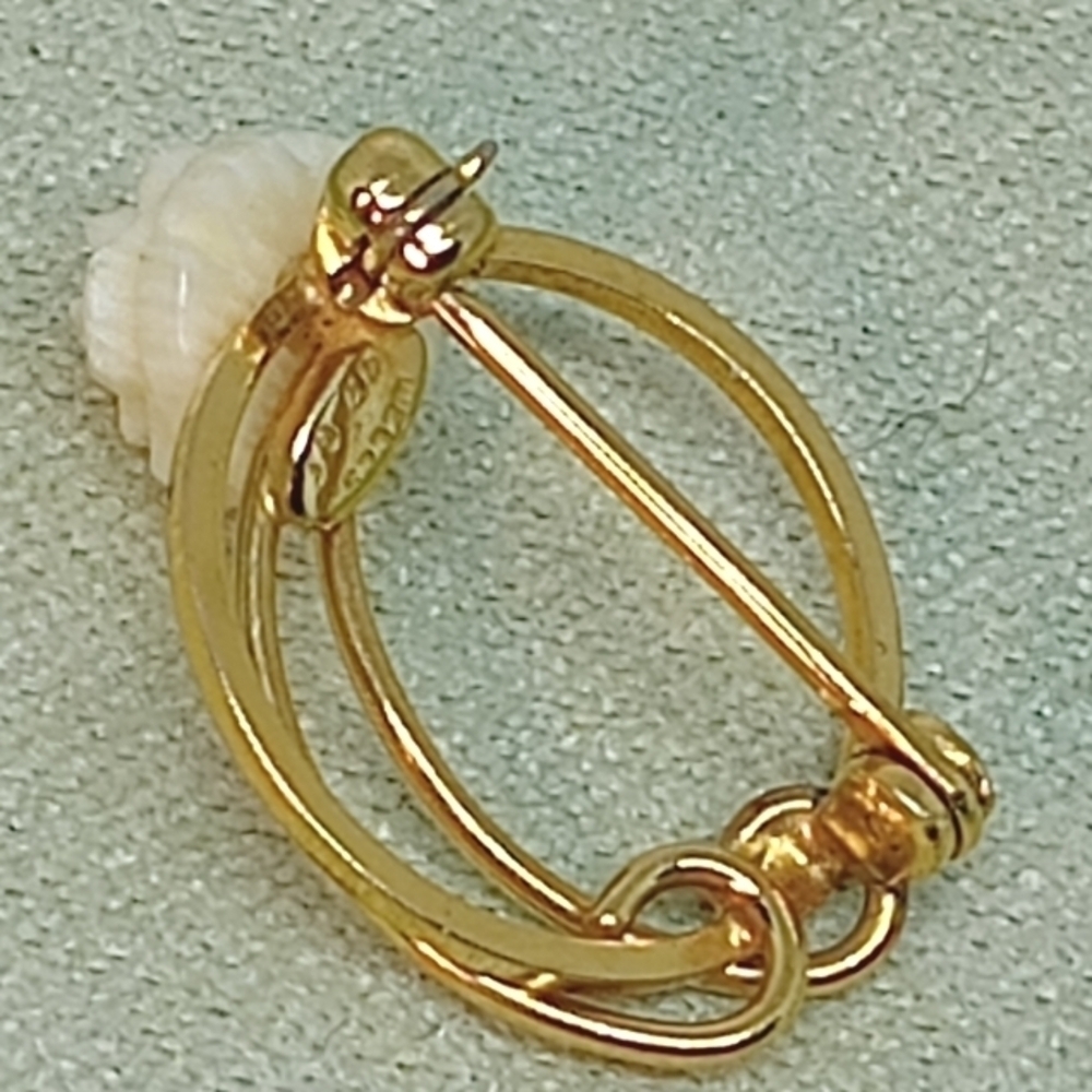 * vintage signed Wells 14K gold filled hand carved flower pin brooch - Picture 2 of 6